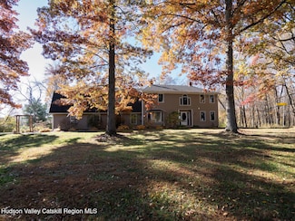 6 Weatherfield Ln, Valatie, NY 12184