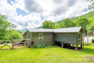 131 Apple Blossom Ln, Maggie Valley, NC 28751