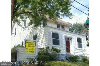 2800 Shepherd St, Mount Rainier, MD 20712