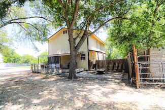 1124 E Kingsbury St, Seguin, TX 78155