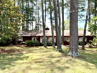2114 Crestline Dr, Florence, AL 35630