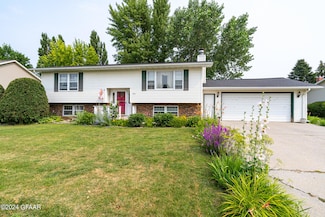511 4th Ave NE, Crookston, MN 56716