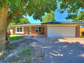 825 N Robinson Ave, Moore, OK 73170