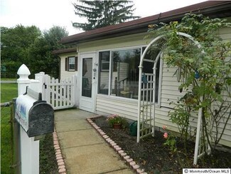 701 Oak St, Lakehurst, NJ 08733