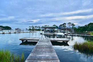 21 Meigs Dr, Shalimar, FL 32579