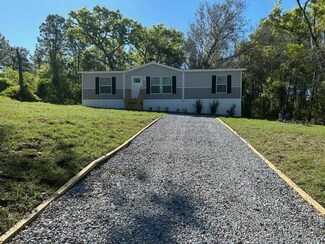 211 3rd Ave, Satsuma, FL 32189