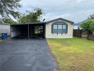 207 Dunbar St, Refugio, TX 78377