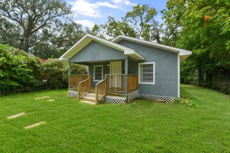 403 Hines St, Baytown, TX 77520
