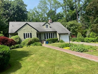 24045 Little Neck Rd, Flushing, NY 11363