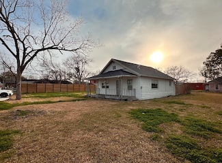 104 S 7th St, La Porte, TX 77571