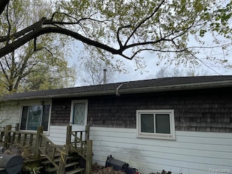 9550 Colgate Ave, Clarkston, MI 48348