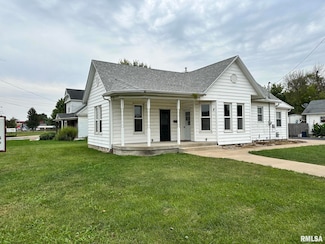 704 S Main St, Lewistown, IL 61542