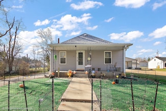 907 N Virginia St, Watseka, IL 60970