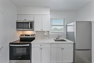 930 1st St, Hempstead, TX 77445