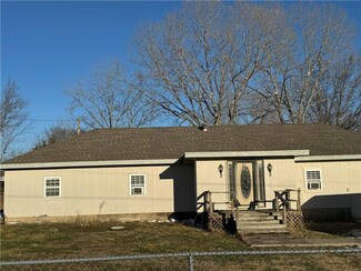 24821 S King Rd, Peculiar, MO 64078