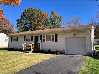 1095 Leslie Ln, Girard, OH 44420