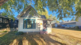 113 N 6th St, Clinton, IA 52732