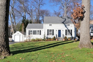 30 Falmouth Rd, Fairfield, CT 06825