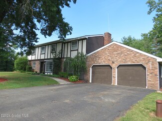 19 Red Oak Ln, Rensselaer, NY 12144
