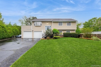 14 Handy Ln, Medford, NY 11763