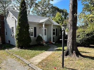 8 Bayard Ave, Bayville, NY 11709