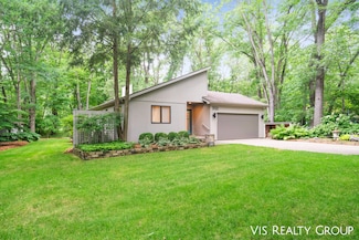 3132 Indian Point Rd, Saugatuck, MI 49453