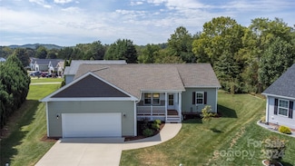 49 Tranquil Ct, Hendersonville, NC 28739