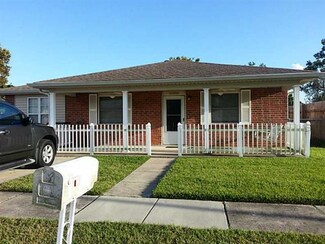 2525 Elizabeth Ct, Violet, LA 70092