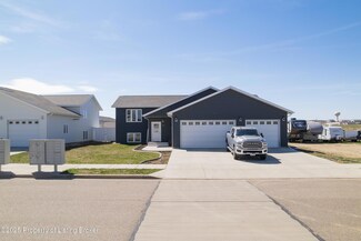436 37th St E, Dickinson, ND 58601