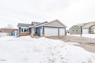 3707 Pebbleview Cir, Bismarck, ND 58503