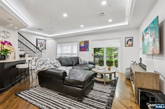 9 Marquis Ct Unit 9, Edgewater, NJ 07020