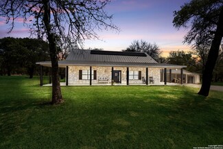 611 Sunshine Meadow, Adkins, TX 78101