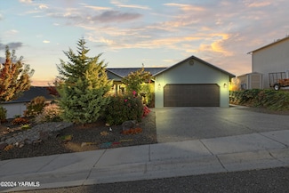 803 S 4th Street Loop, Selah, WA 98942