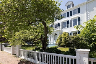53 Austin St, Portsmouth, NH 03801
