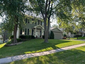 208 S 28th St, West Des Moines, IA 50265