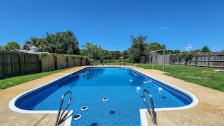 32 Lakeview Dr, Mary Esther, FL 32569