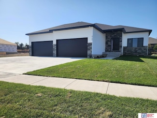 449 Half Moon Dr, Lincoln, NE 68527