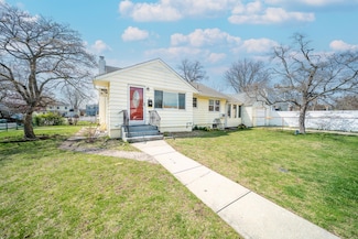 2 Ferndale Dr, Hicksville, NY 11801