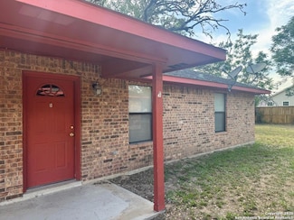 823 Dallas St Unit B, Pleasanton, TX 78064