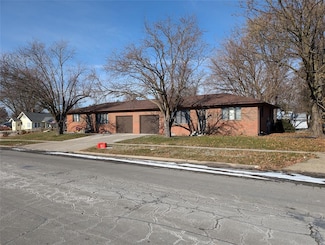 614/616 S 8th Ave W, Newton, IA 50208