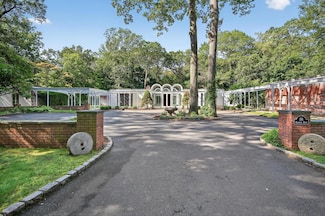 156 Horseshoe Rd, Mill Neck, NY 11765