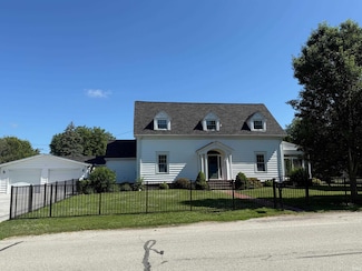 122 E Yellow St, Francesville, IN 47946