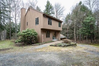 512 Marsh Family Rd, Hartford, VT 05059
