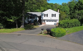 19 Arrowhead Ln, Branford, CT 06405