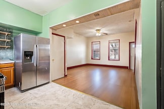111 Chestnut Ave, Staten Island, NY 10305