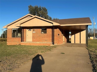 416 S County Line Rd, Geary, OK 73040