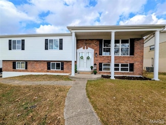 2865 Gatling Dr, Saint Louis, MO 63129