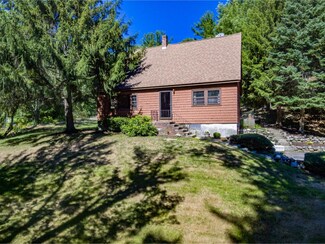 33 Pond St, Newton, NH 03858