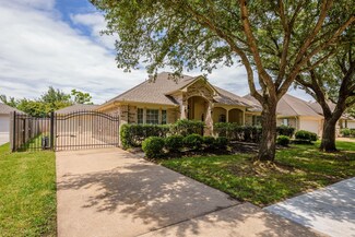 933 Mystic Village Ln, Seabrook, TX 77586