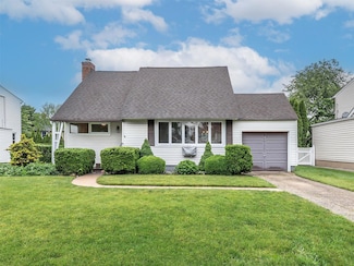 163 Meadow St, Garden City, NY 11530
